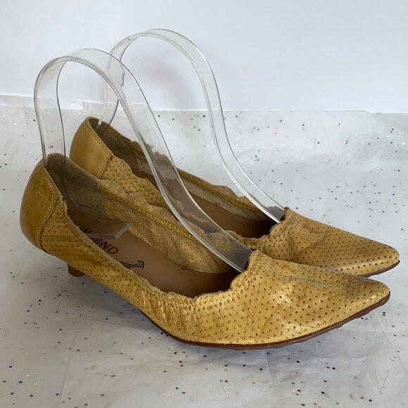 Dumond Yellow Perforated Y2K Elasticized Pointed toe Pumps Kitten Heels - Sz 6 - Picture 1 of 16